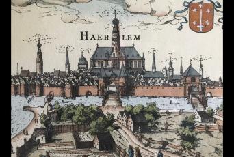Haarlemse café-eigenaren zingen mee in videoclip “Hier in Haarlem” van VOZ