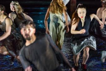 Conny Janssen Danst met Alamo Race Track in de piste van Carré